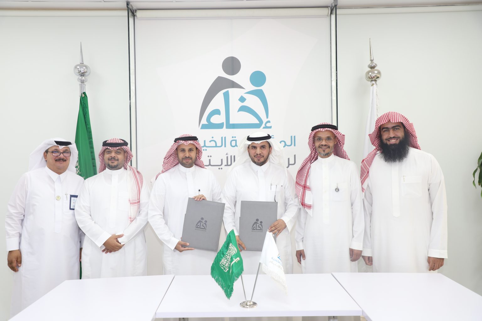 عاضد وإخاء يبحثان مسارات التمكين التعليمية لدى الأيتام
